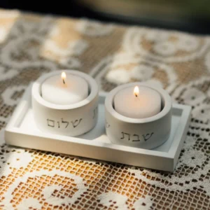 פמוטים ומגש בטון לבן
